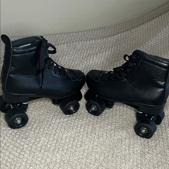 Black Roller Skates w/ Bag - Picture 3 of 9